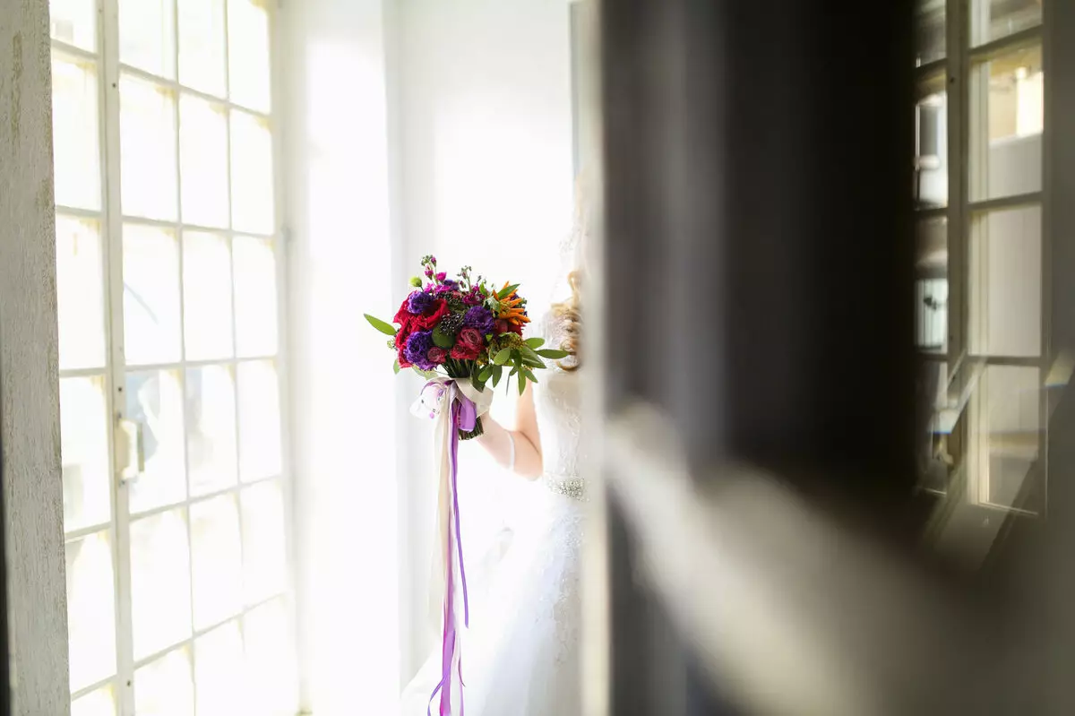 Marsala Color Bouquet para novia (62 fotos): Marsala Color Composiciones de boda en blanco combinado 7990_9
