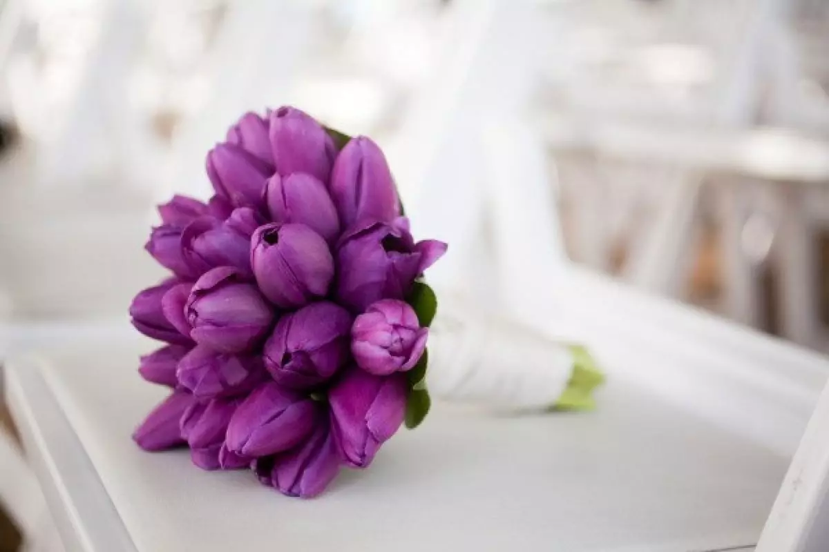 Свадебный букет из фиолетовых тюльпанов