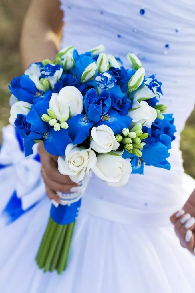 ວິທີການເຮັດ bouquet ຂອງ bridal ຈາກສີດໍາລົງຊີວິດດ້ວຍມືຂອງທ່ານເອງ? 31 ຮູບພາບວິທີການກ້າວໄປສູ່ບາດກ້າວໃນການປະກອບ bouquet wedding ທີ່ມີ Portboot? 7993_16