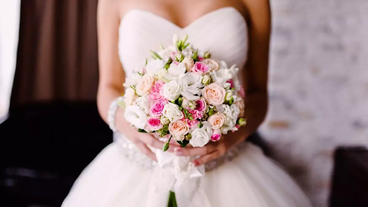 ວິທີການເຮັດ bouquet ຂອງ bridal ຈາກສີດໍາລົງຊີວິດດ້ວຍມືຂອງທ່ານເອງ? 31 ຮູບພາບວິທີການກ້າວໄປສູ່ບາດກ້າວໃນການປະກອບ bouquet wedding ທີ່ມີ Portboot? 7993_6