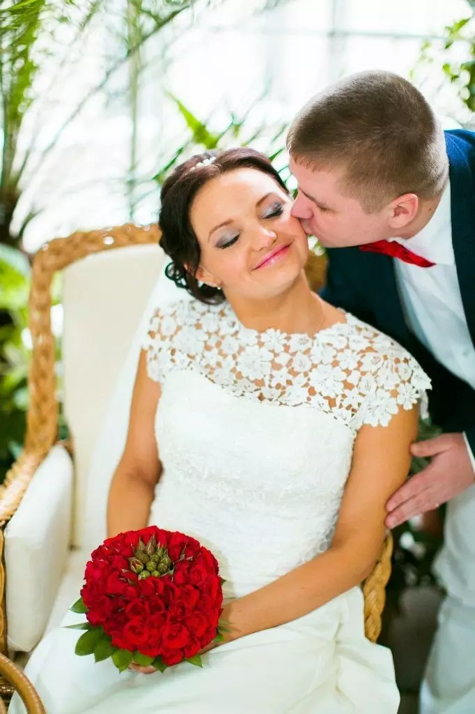 Bridal boeket fan reade roazen (58 foto's): Wedding-komposysjes mei lytse freesia en gypsophila 7996_10