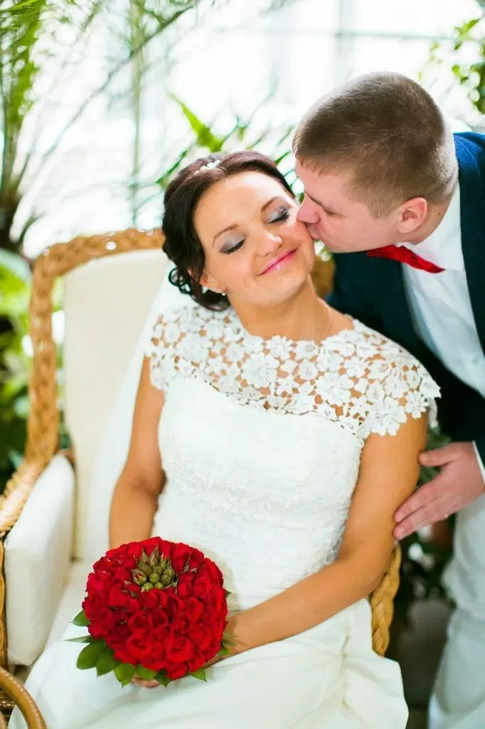 Buquê de nupcial de rosas vermelhas (58 fotos): composições de casamento com pequena frésia e gypsophila 7996_10