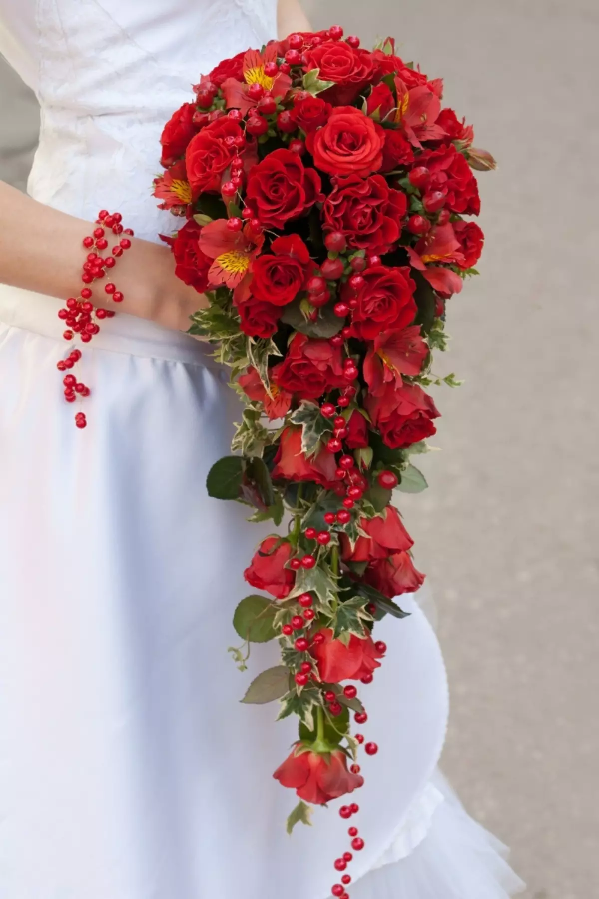 Bridal boeket fan reade roazen (58 foto's): Wedding-komposysjes mei lytse freesia en gypsophila 7996_11