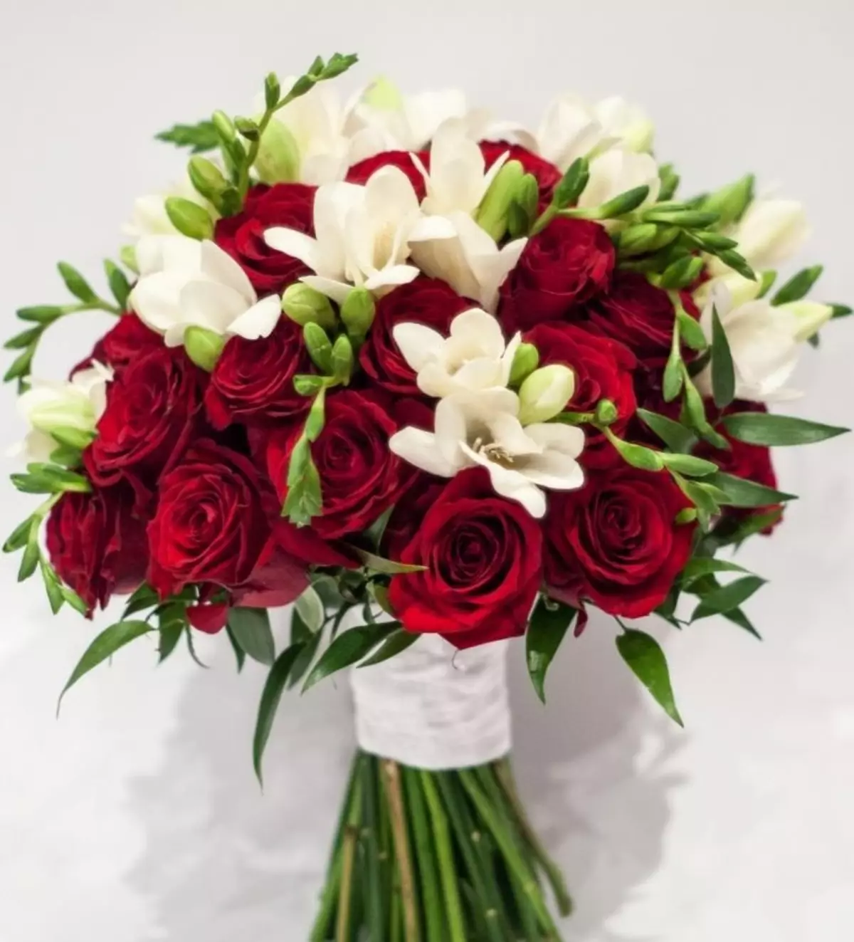Brudbukett med röda rosor (58 bilder): Bröllopskompositioner med små Freesia och Gypsophila 7996_12