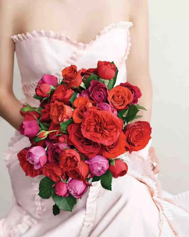 Buquê de nupcial de rosas vermelhas (58 fotos): composições de casamento com pequena frésia e gypsophila 7996_14