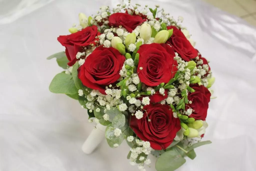 Pruudi kimp punase roosiga (58 fotot): pulmakompositsioonid väikeste freesia ja gypsophila 7996_16