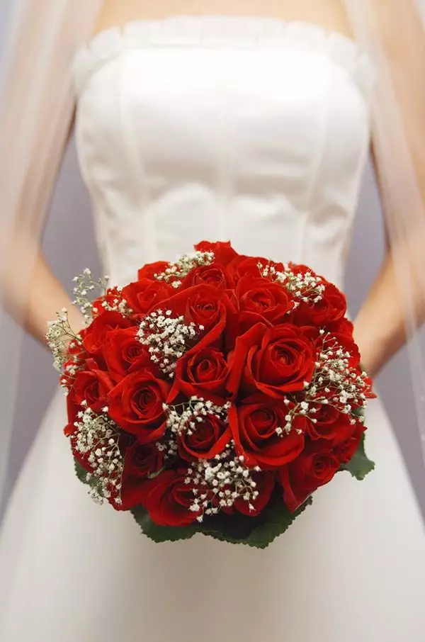 Bridal boeket fan reade roazen (58 foto's): Wedding-komposysjes mei lytse freesia en gypsophila 7996_2
