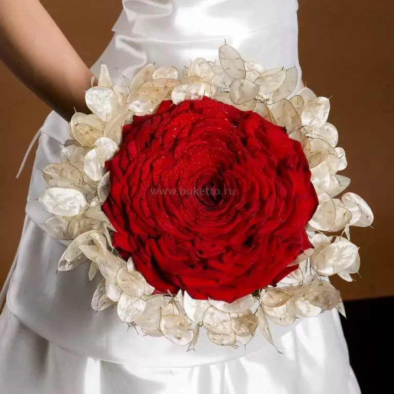 Buquê de nupcial de rosas vermelhas (58 fotos): composições de casamento com pequena frésia e gypsophila 7996_20