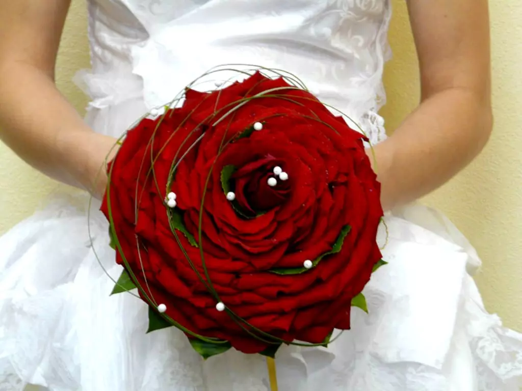 Bouquet da sposa di rose rosse (58 foto): composizioni di nozze con piccola fresia e gypsophila 7996_21