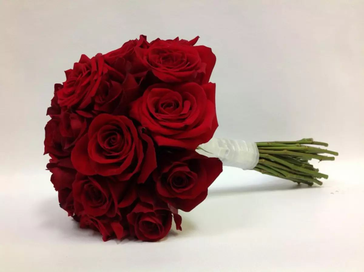 Pruudi kimp punase roosiga (58 fotot): pulmakompositsioonid väikeste freesia ja gypsophila 7996_22