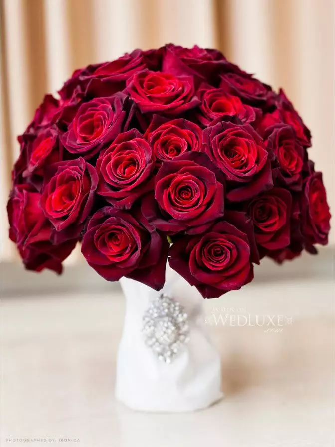 Bouquet nupcial de rosas rojas (58 fotos): composiciones de boda con fresa pequeña y gypsophila 7996_23