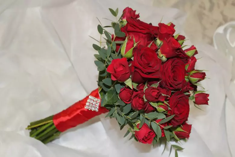 Buquê de nupcial de rosas vermelhas (58 fotos): composições de casamento com pequena frésia e gypsophila 7996_26