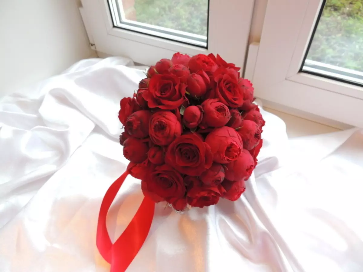 Bouquet nupcial de rosas rojas (58 fotos): composiciones de boda con fresa pequeña y gypsophila 7996_27