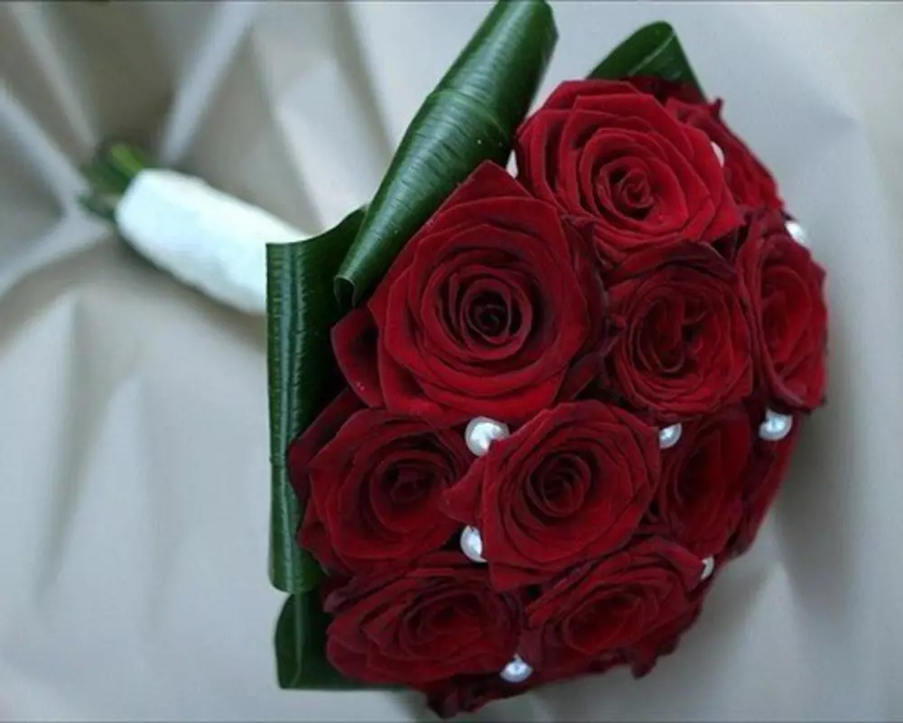 Bouquet da sposa di rose rosse (58 foto): composizioni di nozze con piccola fresia e gypsophila 7996_28