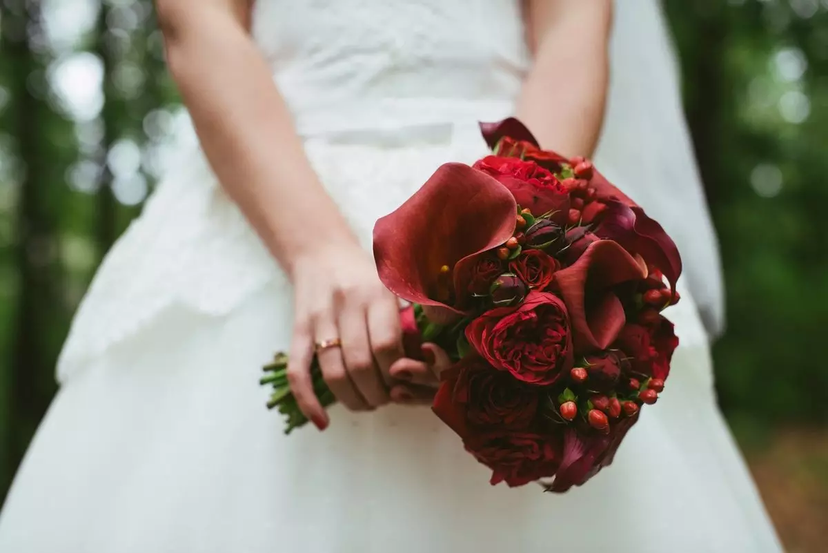 Buquê de nupcial de rosas vermelhas (58 fotos): composições de casamento com pequena frésia e gypsophila 7996_29