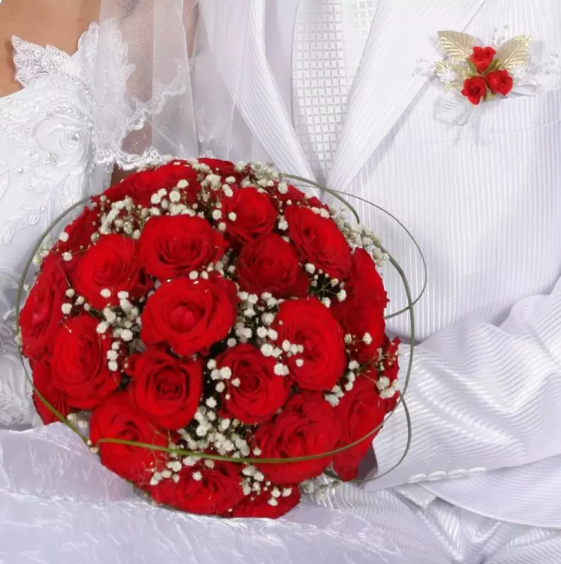 Brudbukett med röda rosor (58 bilder): Bröllopskompositioner med små Freesia och Gypsophila 7996_3