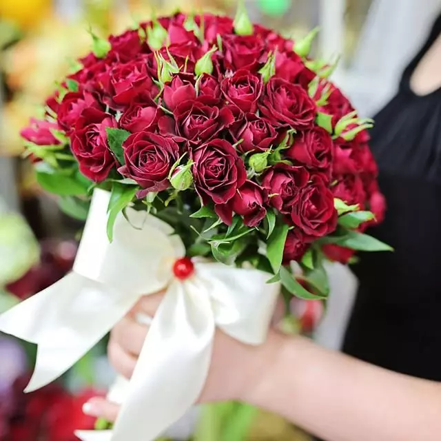 Bouquet da sposa di rose rosse (58 foto): composizioni di nozze con piccola fresia e gypsophila 7996_33