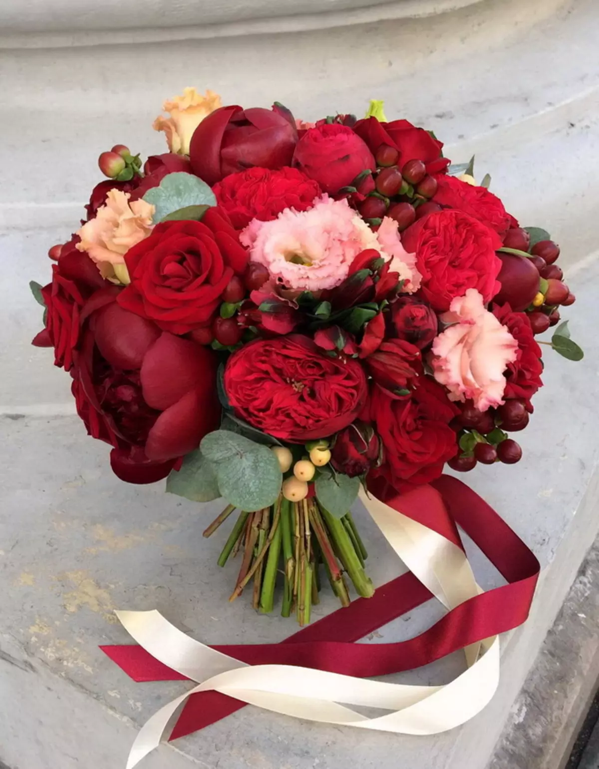 Bouquet nupcial de rosas rojas (58 fotos): composiciones de boda con fresa pequeña y gypsophila 7996_34