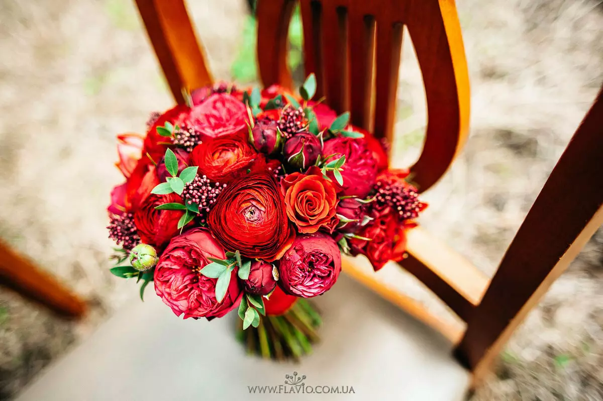 Bouquet da sposa di rose rosse (58 foto): composizioni di nozze con piccola fresia e gypsophila 7996_35