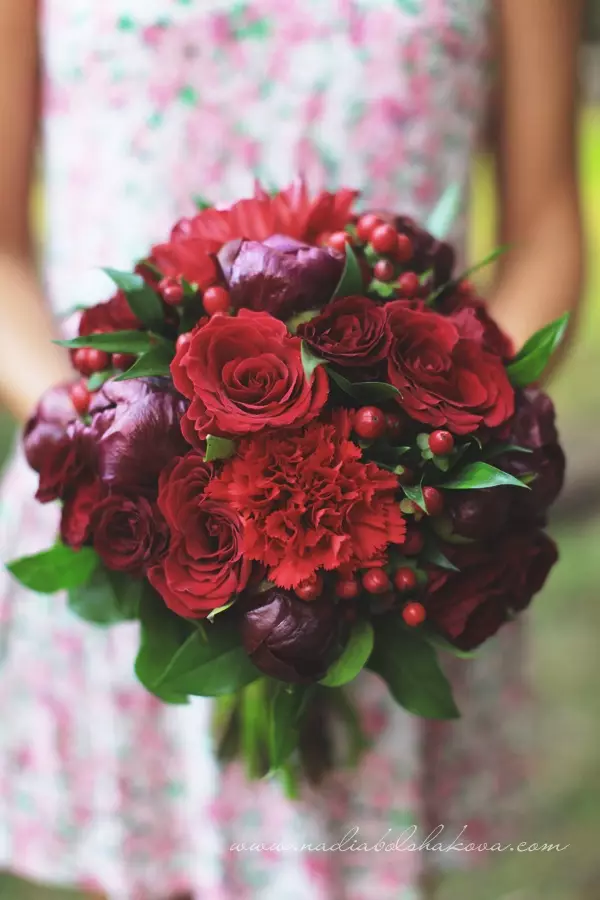 Brudbukett med röda rosor (58 bilder): Bröllopskompositioner med små Freesia och Gypsophila 7996_36