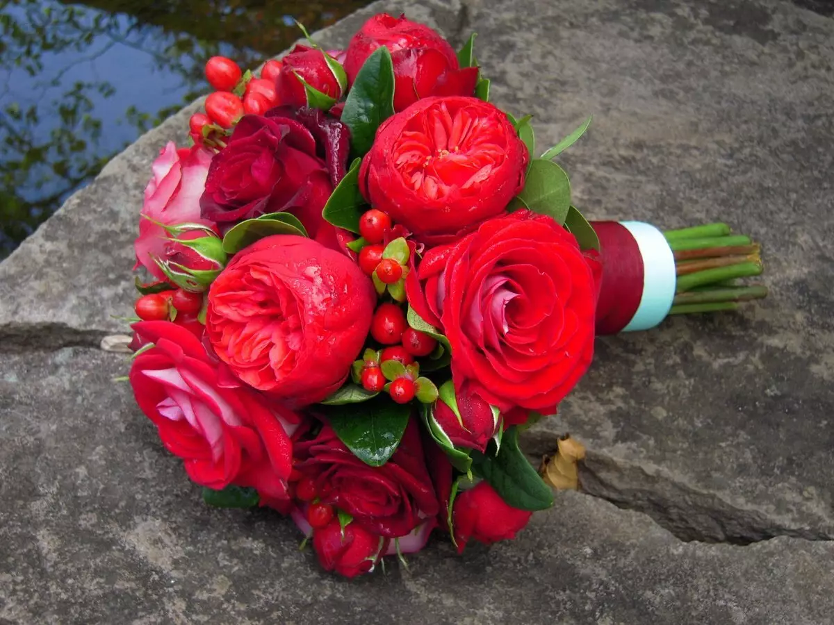 Brudbukett med röda rosor (58 bilder): Bröllopskompositioner med små Freesia och Gypsophila 7996_37