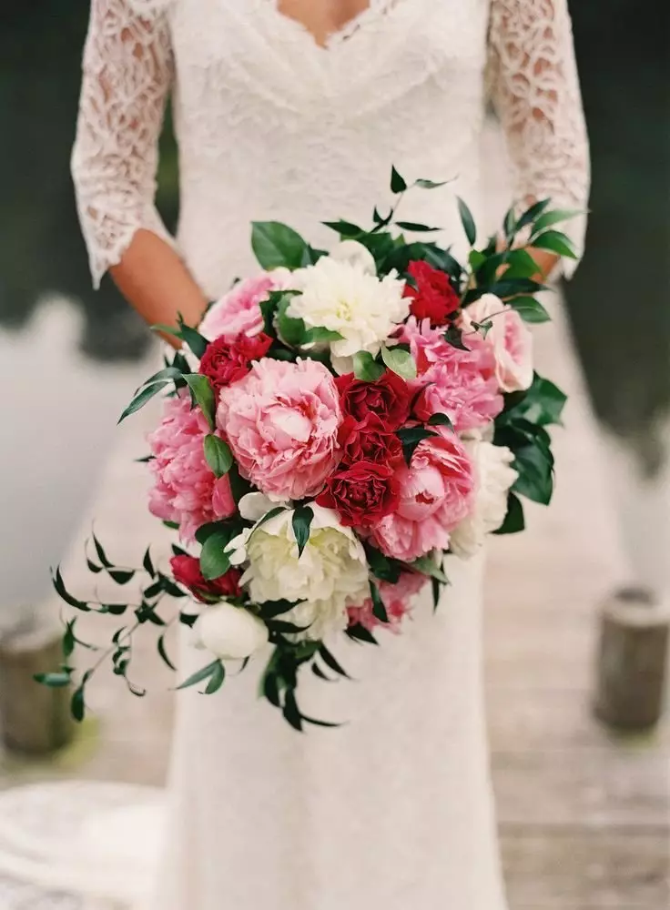Buquê de nupcial de rosas vermelhas (58 fotos): composições de casamento com pequena frésia e gypsophila 7996_39