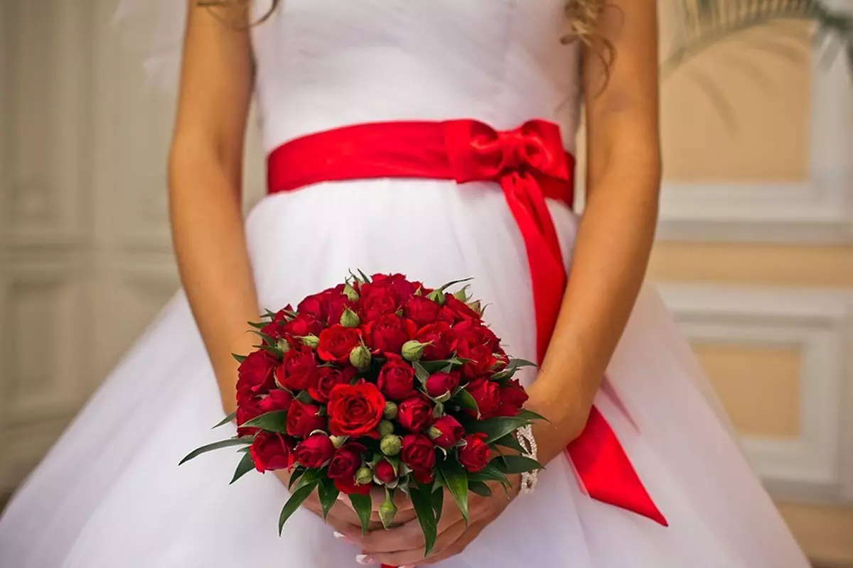 Svadobná kytica červených ruží (58 fotografií): svadobné kompozície s malou fréziou a gypsophila 7996_4
