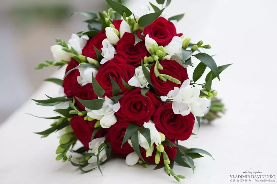 Bridar Bouquet of Red Roses (58 ata): Faʻaipoipoga o loʻo tuʻufaʻatasia ma tamai Freesa ma Gypsophila 7996_41
