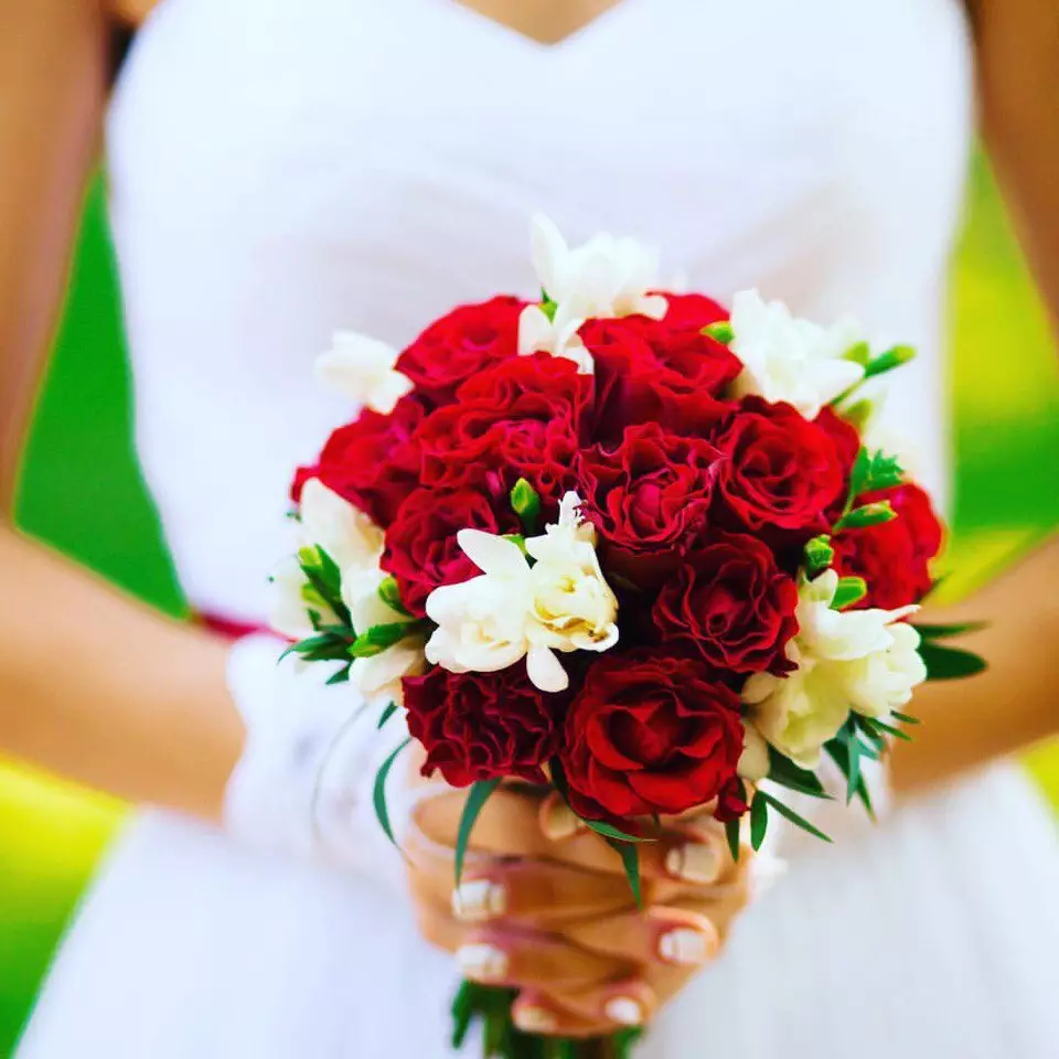 Buchetul de nuntă de trandafiri roșii (58 fotografii): Compoziții de nuntă cu mici Freesia și Gypsophila 7996_43