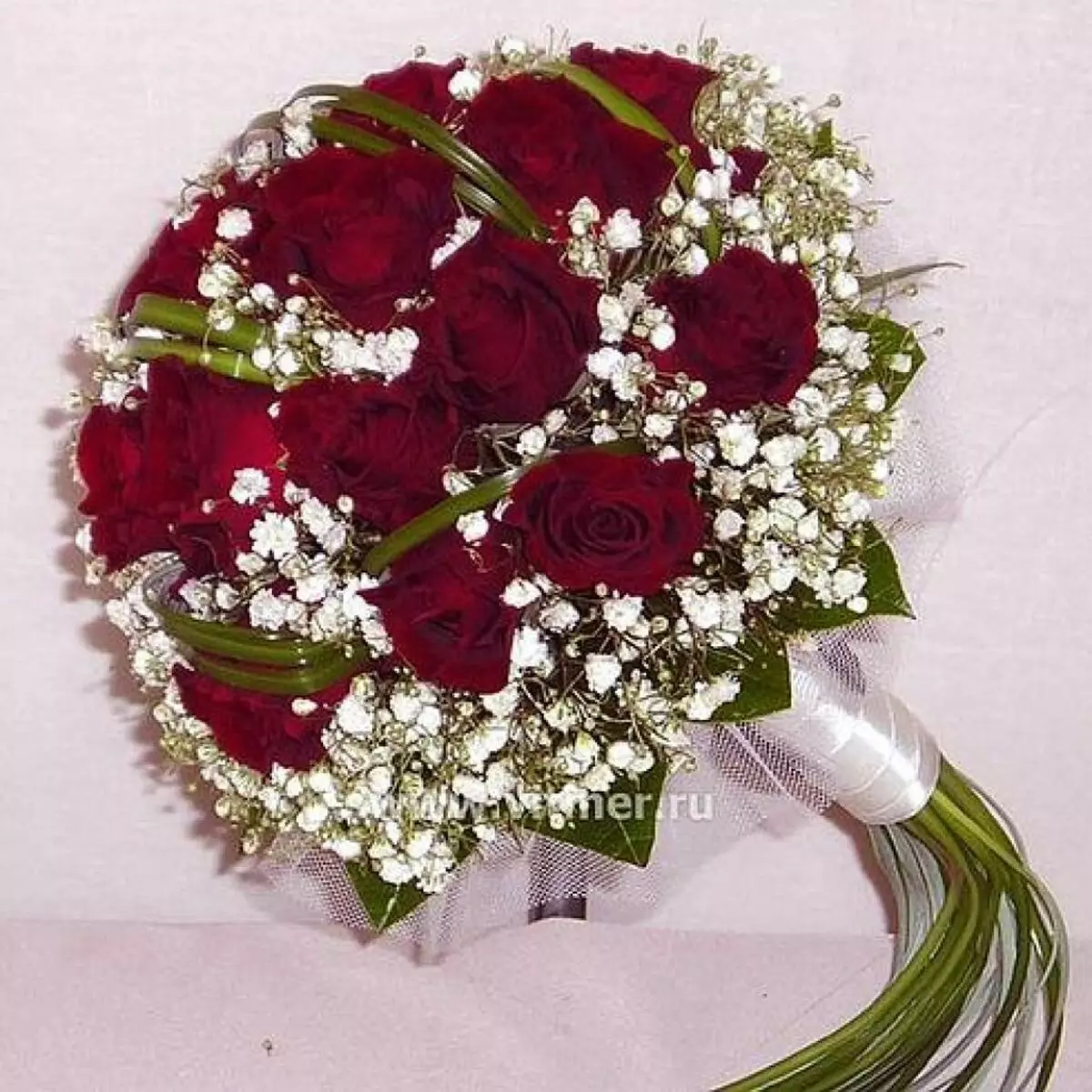 Buquê de nupcial de rosas vermelhas (58 fotos): composições de casamento com pequena frésia e gypsophila 7996_45