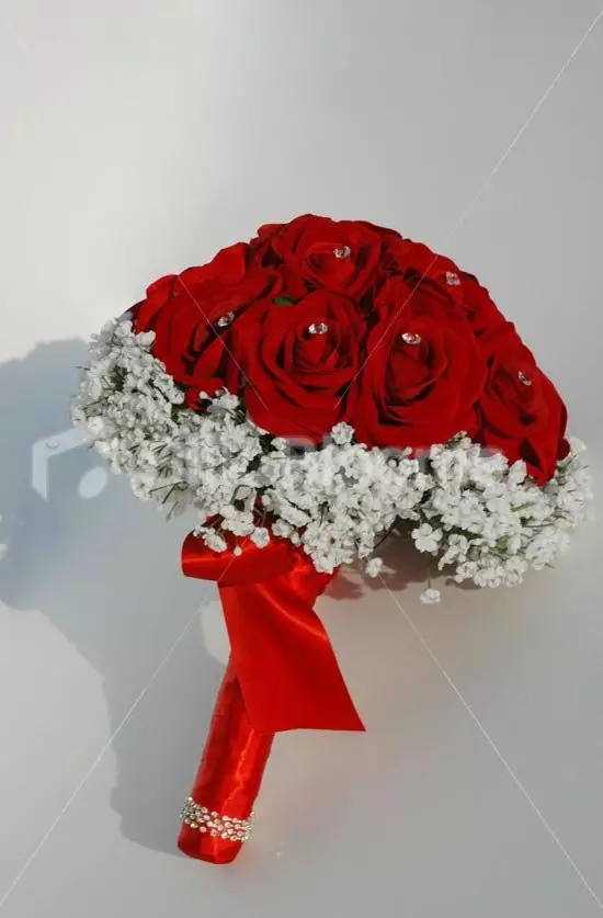Buquê de nupcial de rosas vermelhas (58 fotos): composições de casamento com pequena frésia e gypsophila 7996_47