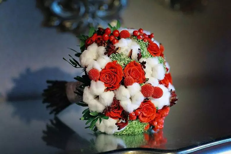 Bouquet da sposa di rose rosse (58 foto): composizioni di nozze con piccola fresia e gypsophila 7996_49