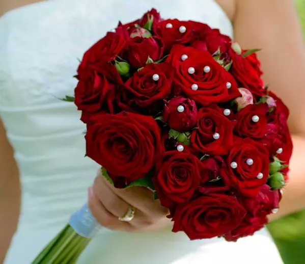 Bridal boeket fan reade roazen (58 foto's): Wedding-komposysjes mei lytse freesia en gypsophila 7996_5