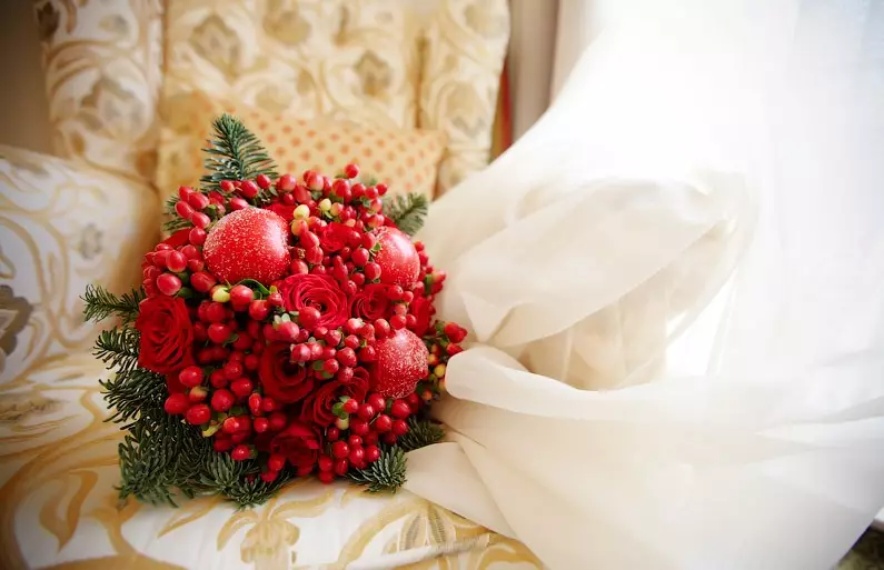 Bouquet da sposa di rose rosse (58 foto): composizioni di nozze con piccola fresia e gypsophila 7996_50