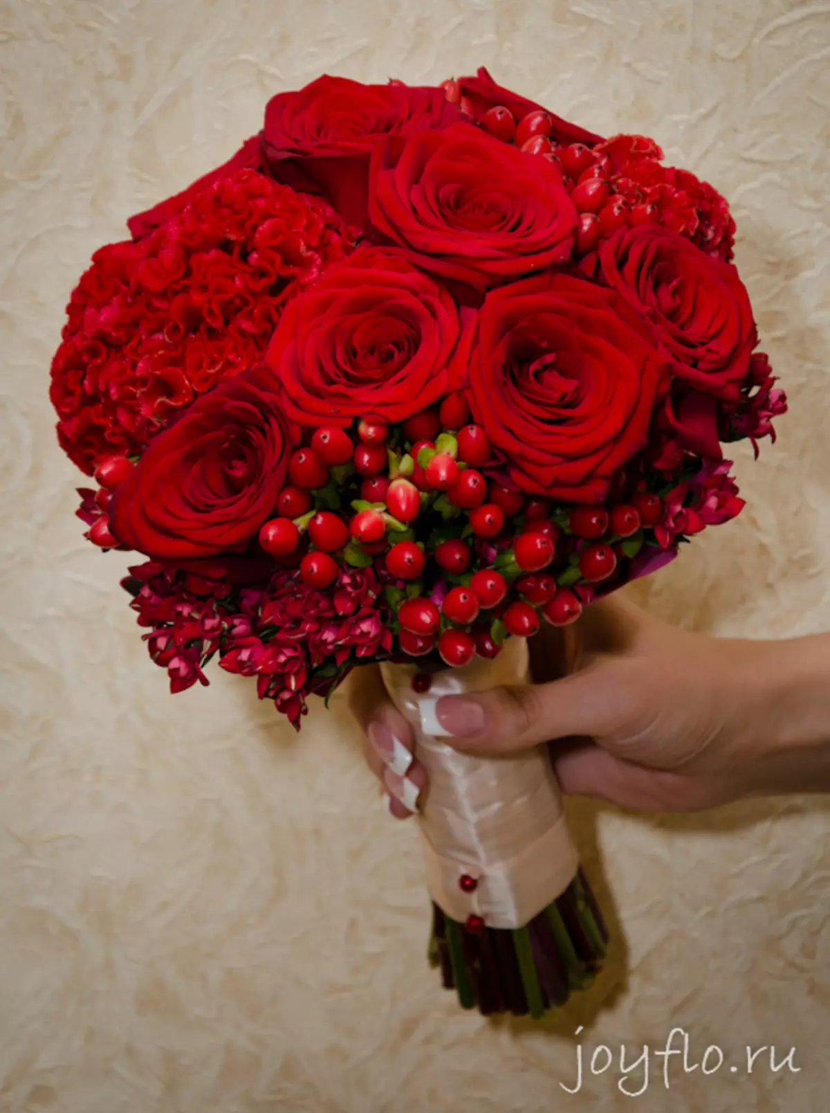 Pruudi kimp punase roosiga (58 fotot): pulmakompositsioonid väikeste freesia ja gypsophila 7996_51