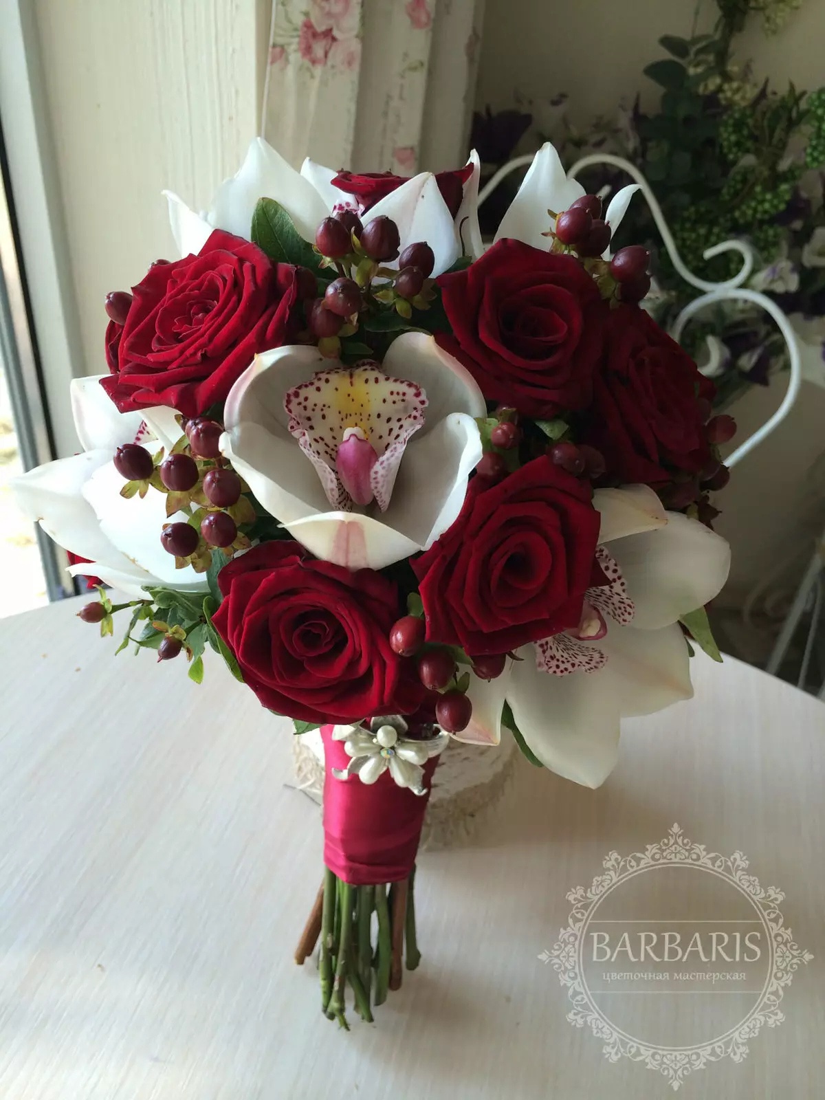 Bridar Bouquet of Red Roses (58 ata): Faʻaipoipoga o loʻo tuʻufaʻatasia ma tamai Freesa ma Gypsophila 7996_53