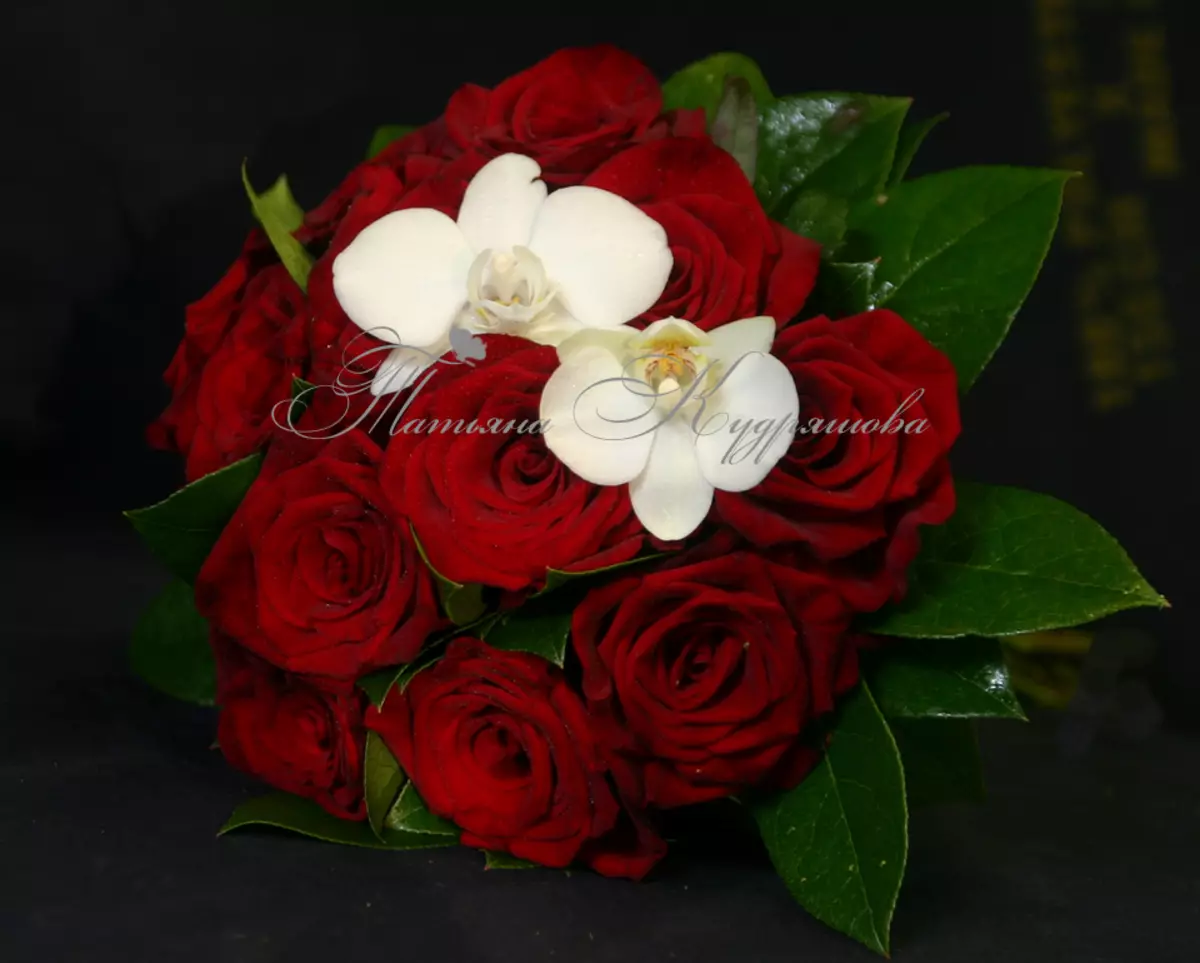Pruudi kimp punase roosiga (58 fotot): pulmakompositsioonid väikeste freesia ja gypsophila 7996_54