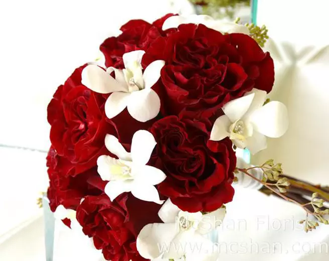 Pruudi kimp punase roosiga (58 fotot): pulmakompositsioonid väikeste freesia ja gypsophila 7996_55