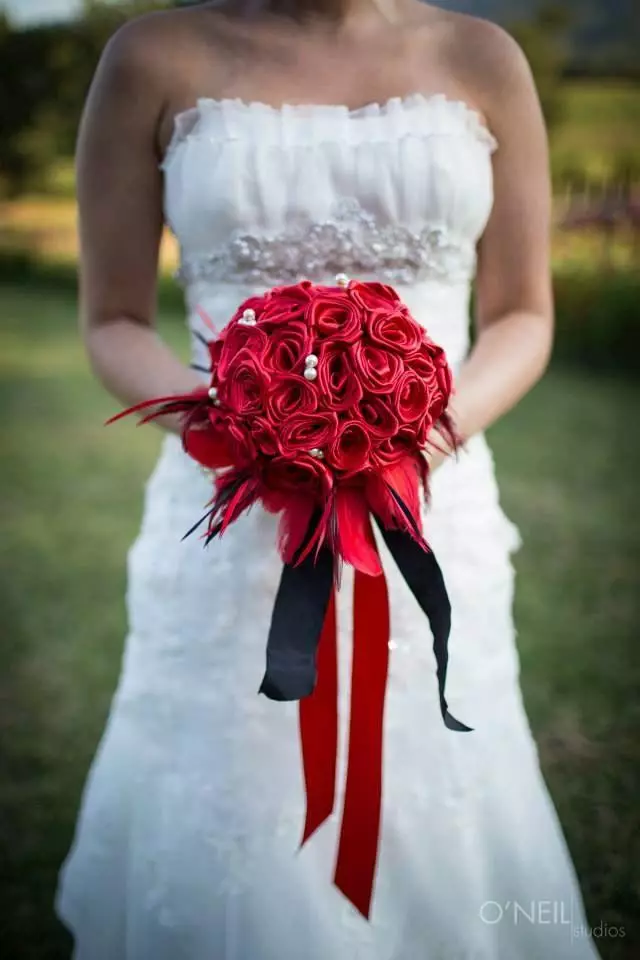 Bouquet nupcial de rosas rojas (58 fotos): composiciones de boda con fresa pequeña y gypsophila 7996_56