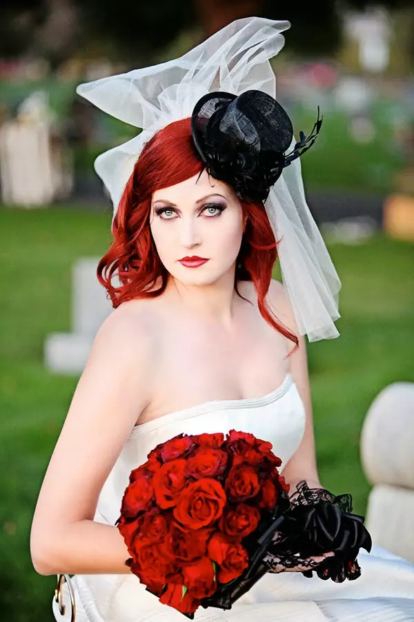 Buqetë martesor me trëndafila të kuq (58 foto): Përbërjet e dasmës me freesia të vogla dhe gipsophila 7996_57