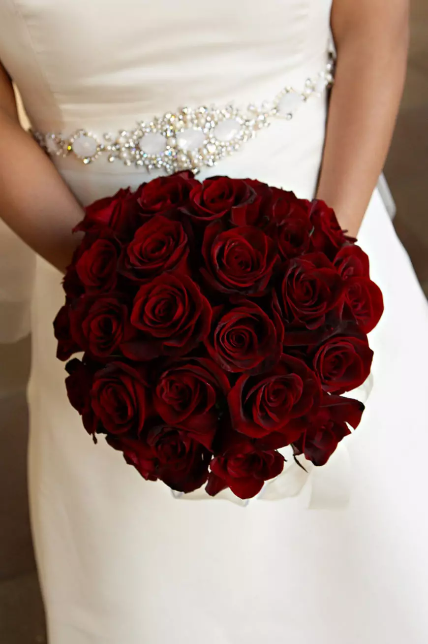 Pruudi kimp punase roosiga (58 fotot): pulmakompositsioonid väikeste freesia ja gypsophila 7996_58