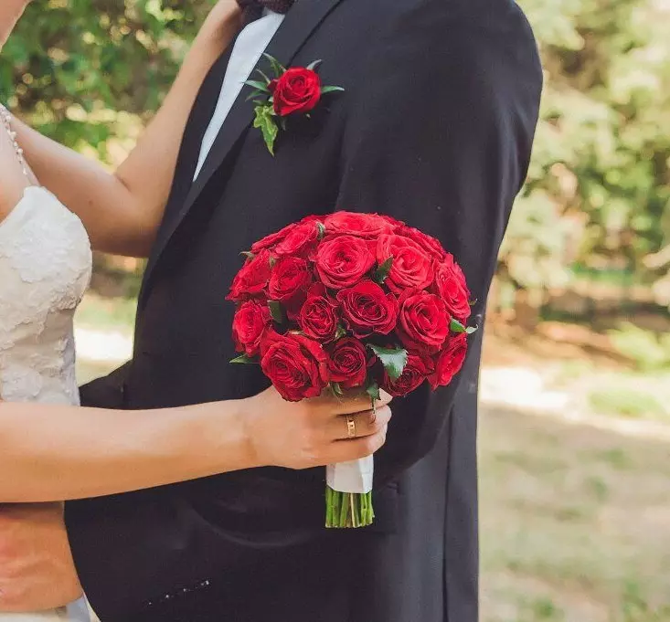 Svadobná kytica červených ruží (58 fotografií): svadobné kompozície s malou fréziou a gypsophila 7996_7