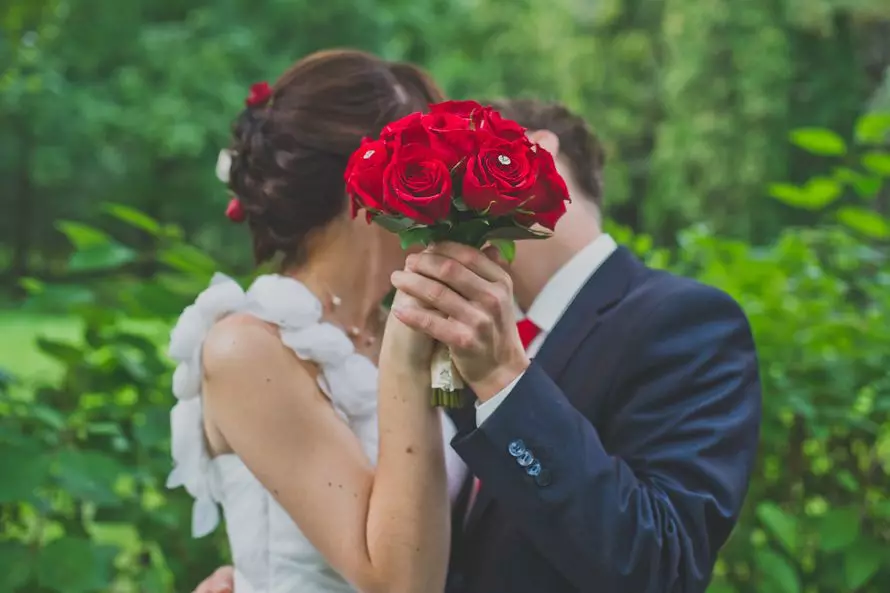 Brudbukett med röda rosor (58 bilder): Bröllopskompositioner med små Freesia och Gypsophila 7996_8