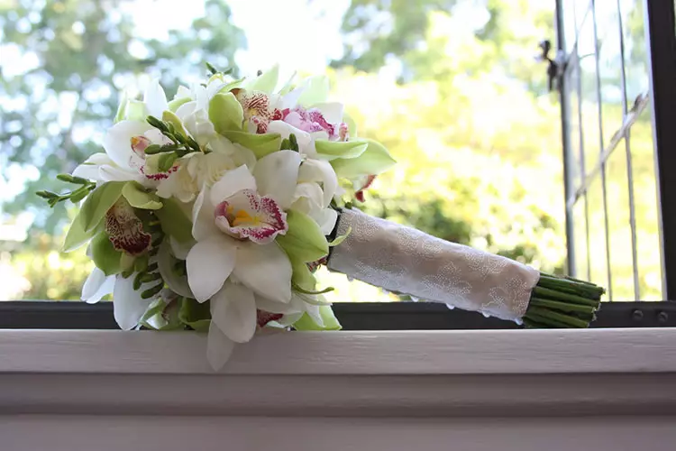 Svadbeni buket iz orhideja (49 fotografija): buketi orhideja s bijelim ružama i plavim mlinicama 7998_12