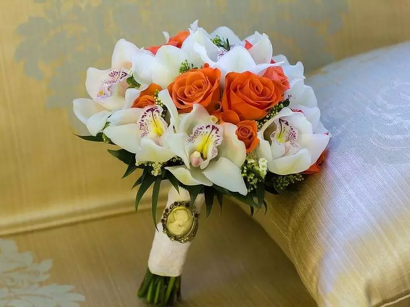 Svadbeni buket iz orhideja (49 fotografija): buketi orhideja s bijelim ružama i plavim mlinicama 7998_15