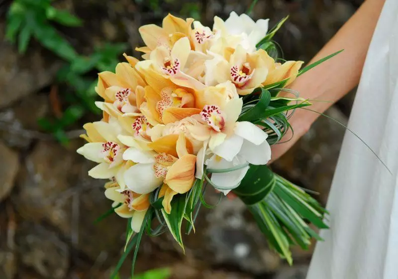 Svadbeni buket iz orhideja (49 fotografija): buketi orhideja s bijelim ružama i plavim mlinicama 7998_29