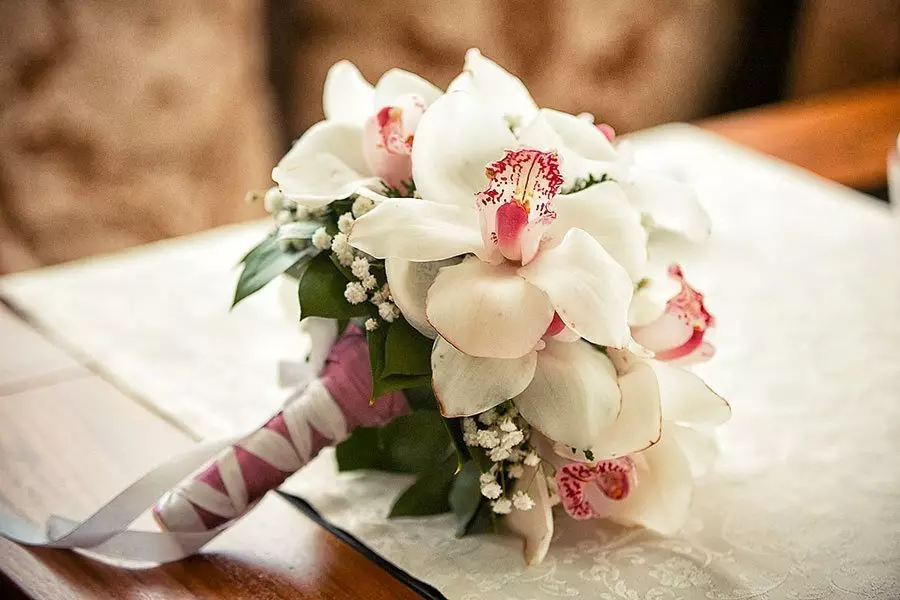Svadbeni buket iz orhideja (49 fotografija): buketi orhideja s bijelim ružama i plavim mlinicama 7998_38