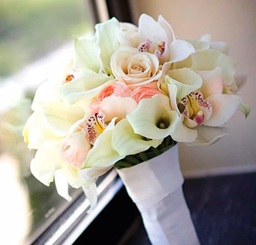 Svadbeni buket iz orhideja (49 fotografija): buketi orhideja s bijelim ružama i plavim mlinicama 7998_39