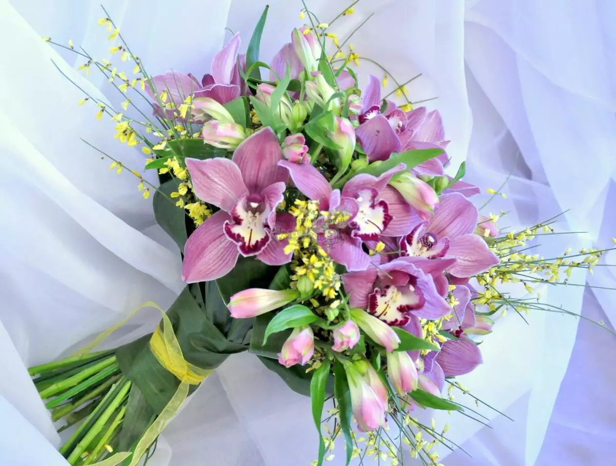 Svadbeni buket iz orhideja (49 fotografija): buketi orhideja s bijelim ružama i plavim mlinicama 7998_47