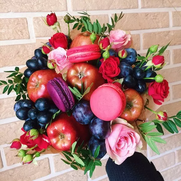 Овошен букет за свадба (44 фотографии): Изберете букет свадба букет со бобинки, зеленчук и цвеќиња 7999_12